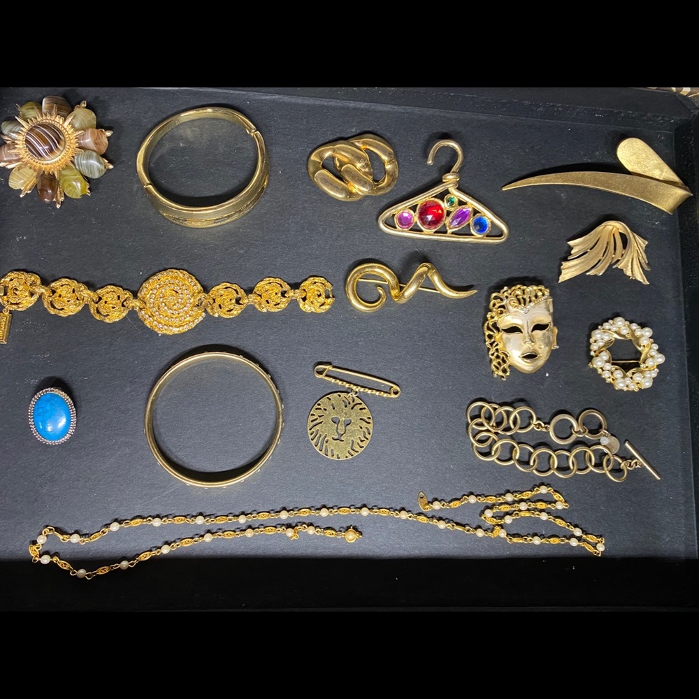 Lot of costume jewelry